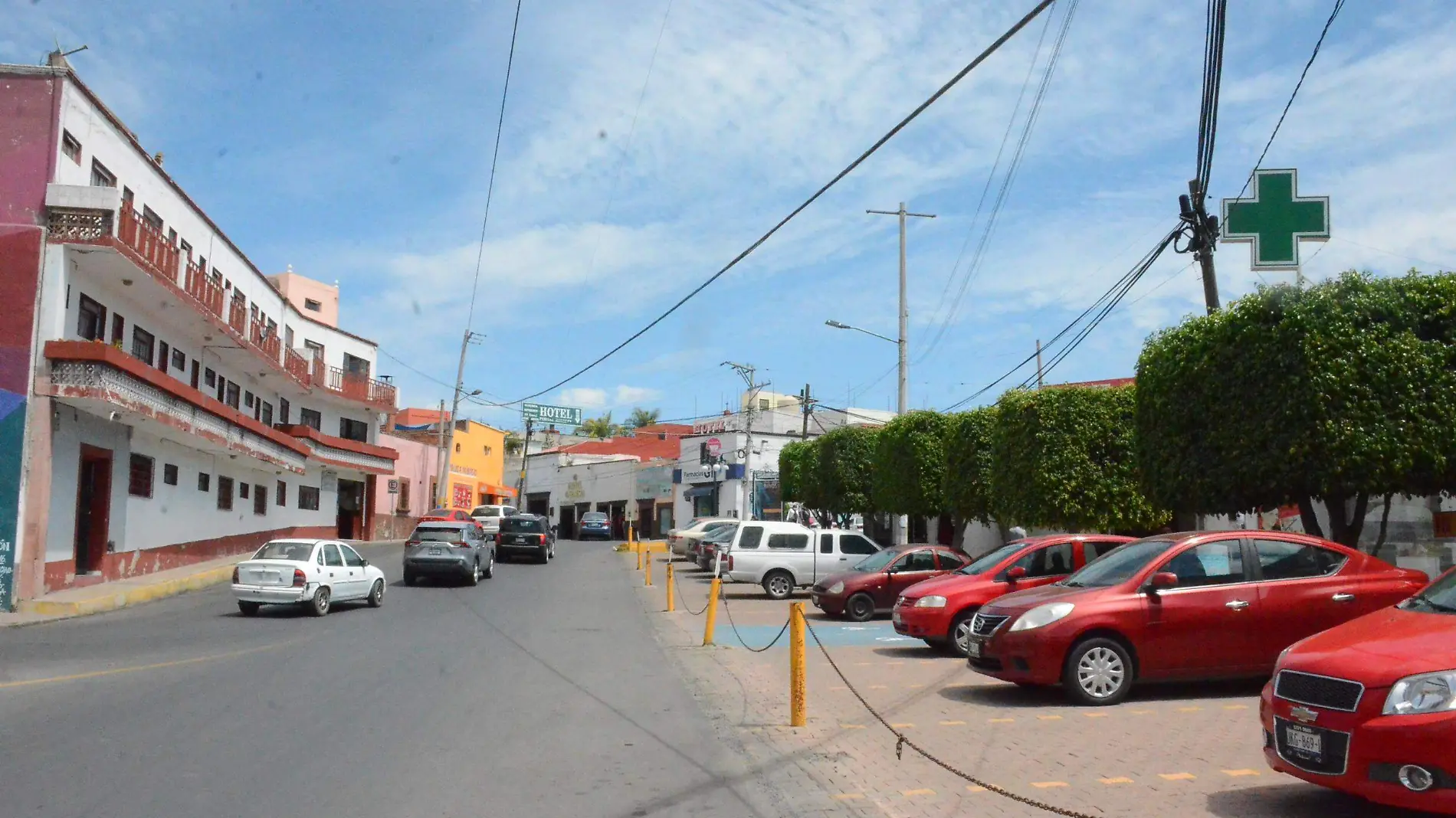 Los sexoservidores optaron por colocarse en las inmediaciones plaza Los Faroles, de donde fueron retirados.  Luis Lu_vanos  El Sol de San Juan del R_o.